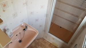a bathroom with a pink tub and a shower at Bolęcińskie Zacisze- NOCLEGI, okolice Zator in Bolęcin +30 photos