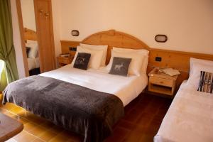 A bed or beds in a room at Hotel Vallechiara