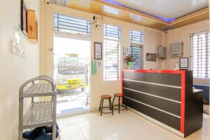 a waiting room with a counter and stool in a room at Yani Homestay in Padang