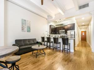 Area tempat duduk di Gorgeous Condos Steps from French Quarter and Harrah’s St.
