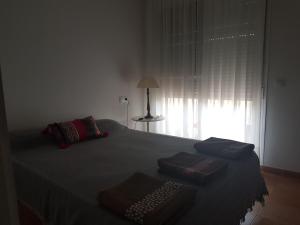 um quarto com uma cama com duas almofadas em Apartamento 2dorm Montaña y Playa em Enix