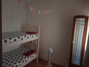 Ein Etagenbett oder Etagenbetten in einem Zimmer der Unterkunft Apartamento 2dorm Montaña y Playa