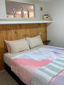 Una cama o camas en una habitación de Inna Nutshell