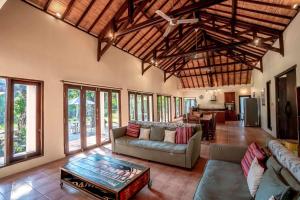 ein Wohnzimmer mit Sofas und einem Tisch in der Unterkunft Rumah Antony in Gili Trawangan