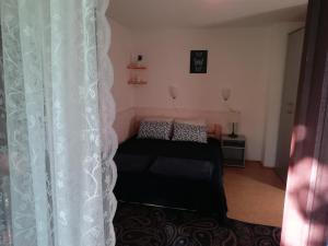 Piccola camera con letto e tenda di Azúr apartman a Harkány