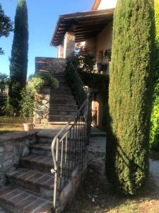 un conjunto de escaleras delante de una casa en Residenza Le Querce Bilocale, en Fossato di Vico
