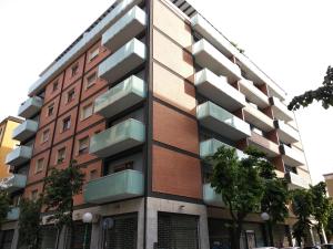 un edificio con balconi sul lato di Relax Style House Central Rooms a Pescara