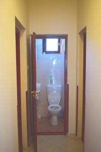 A bathroom at Tündérfátyol vendégház