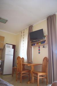 A television and/or entertainment centre at Tündérfátyol vendégház
