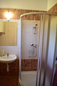 A bathroom at Tündérfátyol vendégház