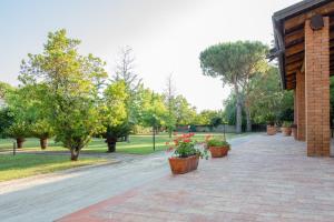 ceglany chodnik z doniczkami w parku w obiekcie Fuori le Mura w mieście Paestum