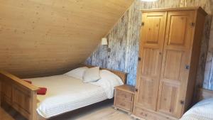 sypialnia z 2 łóżkami w drewnianym domku w obiekcie Chata Starych Znajomych w mieście Sanok