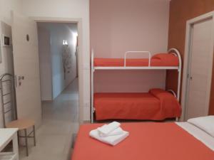 a small room with two bunk beds and a table at La dimora di Vituccio B&B in Avetrana