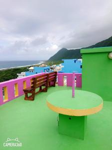 una mesa y bancos en el techo de un edificio en Wen Zhong Hostel, en Lanyu