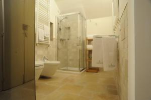 a bathroom with a glass shower and a toilet at Il Nido dei Falchi B&B in Altamura
