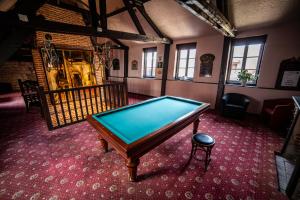 Biliár nebo kulečník v ubytování Logis Hôtel & Restaurant - Les Hauts de Montreuil