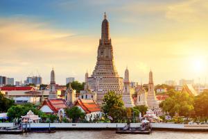 vistas a una ciudad con un gran edificio en OB ARUN House en Bangkok