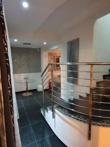una habitación con escaleras y una mesa en una habitación en Residence Hotel Le Viole, en Rímini