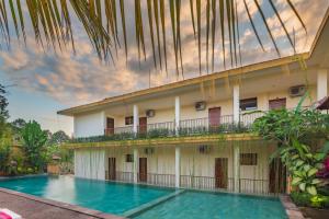 un hotel con piscina frente a un edificio en Swahita Ubud en Ubud