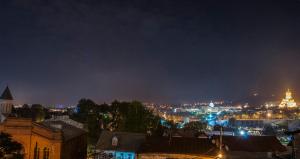 Nespecifikovaný výhled na destinaci Tbilisi nebo výhled na město při pohledu z hotelu