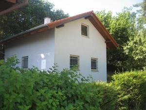 Casa blanca con techo rojo en Chata Bezdrev u Hluboké nad Vltavou en Hluboká nad Vltavou
