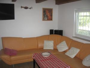 sala de estar con sofá y mesa en Chata Bezdrev u Hluboké nad Vltavou, en Hluboká nad Vltavou