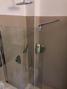 een douche met een glazen deur in de badkamer bij Torre Tresca 2 in Bari
