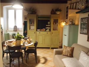 a living room with a table and a kitchen at Bernardiniani Apartment in Molfetta