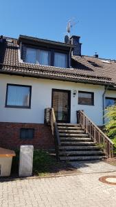 ブラウンラーゲにあるFerienwohnungen Dora und Hansiの玄関に通じる階段のある家