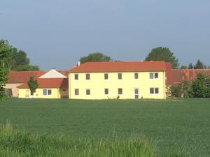 una gran casa blanca con un gran campo de césped en Ferienwohnung Walkershofen, en Simmershofen