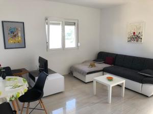 a living room with a couch and a table at Villa Maria in Šilo