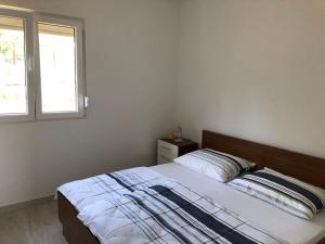 a bedroom with a bed and a window at Villa Maria in Šilo