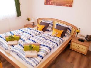 アルペンドルフにあるAppartement Gernのカラフルな枕が付いたベッド1台が備わる客室です。