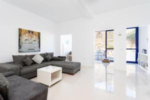 a living room with a couch and a table at Casa Sirena in Santa Cruz de Tenerife