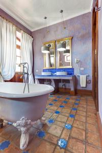 baño grande con bañera y lavamanos en La Casona de Yaiza en Yaiza