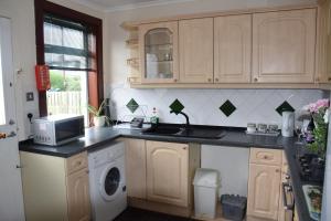 a kitchen with a sink and a washing machine at Musselburgh / Edinburgh near QM Uni (30) in Fisherrow