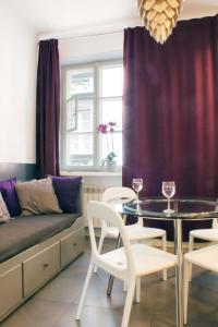 ein Wohnzimmer mit einem Tisch, Stühlen und einem Sofa in der Unterkunft PiwnaEU in Warschau
