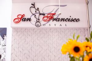 una señal que lee mermelada y naranjas junto a un jarrón de flores en Hostal San Francisco en Sevilla