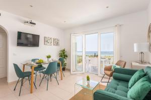 A television and/or entertainment centre at Apartamentos Sunsets