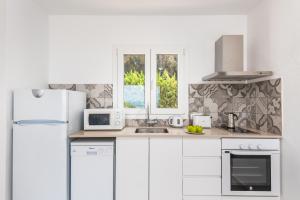 A kitchen or kitchenette at Apartamentos Sunsets