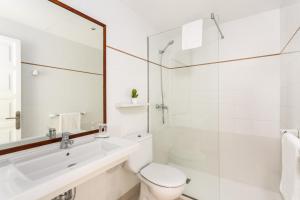 A bathroom at Apartamentos Sunsets