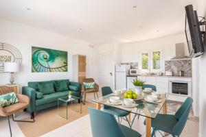 A kitchen or kitchenette at Apartamentos Sunsets