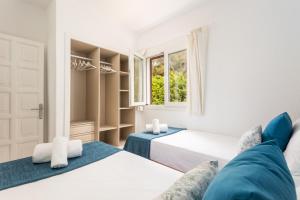 A bed or beds in a room at Apartamentos Sunsets Még 9 kép