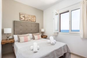 A bed or beds in a room at Apartamentos Sunsets
