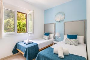 A bed or beds in a room at Apartamentos Sunsets