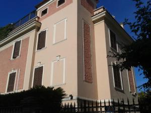 un gran edificio con una valla delante en St. John Villa, en Roma