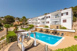 The swimming pool at or close to Apartamentos Sunsets