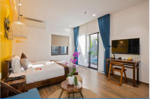 TV a/nebo společenská místnost v ubytování December Hoi An Villa