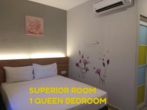 Postel nebo postele na pokoji v ubytování Lavana Hotel Batu Caves