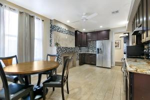 una cucina e una sala da pranzo con tavolo e frigorifero di Modern 4BR Penthouse in Downtown by Hosteeva a New Orleans